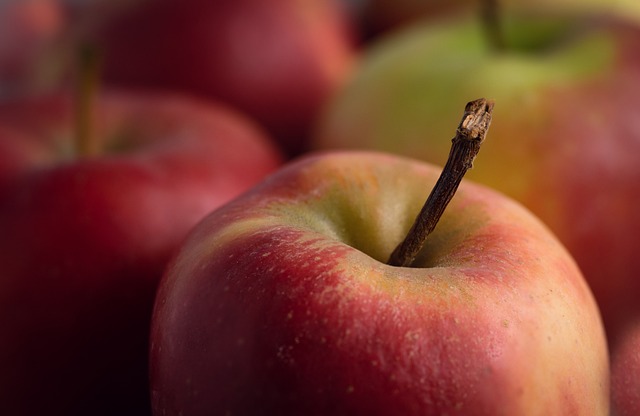 A photo of fresh red apples 